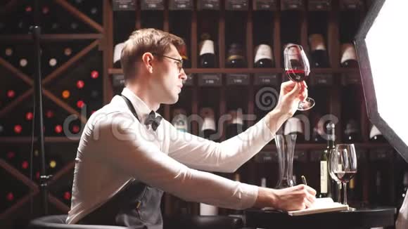 葡萄酒商店的骑士餐厅的侍酒师葡萄酒评论家葡萄酒酿造视频的预览图