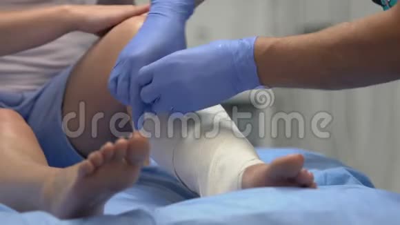 受伤病人腿部用弹力绷带包扎外伤视频的预览图
