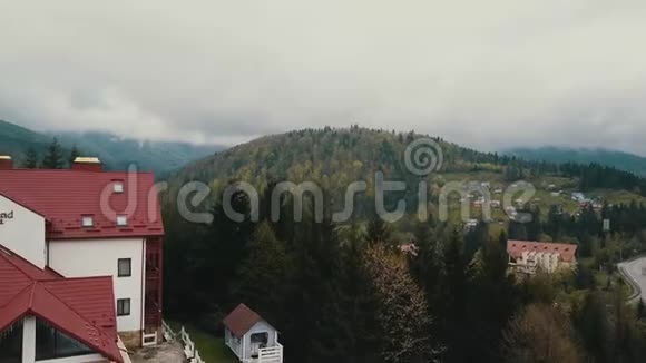 鸟瞰喀尔巴阡山脉和Yaremche周围的森林视频的预览图