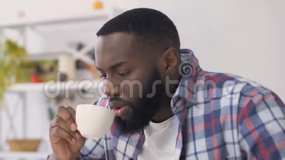 非裔美国人喝热饮料感觉牙痛牙釉质敏感视频的预览图