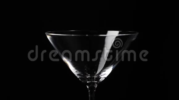 豪华马提尼手把甜马提尼倒入空杯中背景是黑色佛茅斯海浪鸡尾酒会视频的预览图