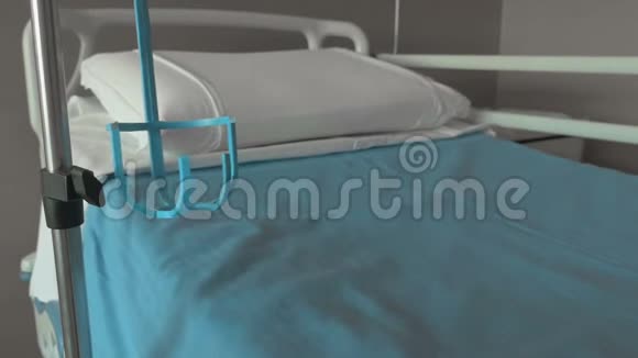 医院病房里空的医疗点滴站视频的预览图