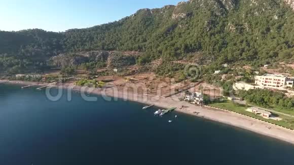 图片土耳其湾库姆鲁布克无人机的录像带码头和海滩的海湾景观视频的预览图