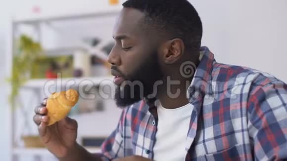 非裔美国人咬牛角面包感觉牙签口香糖敏感视频的预览图