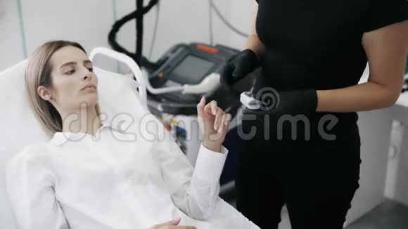医生测量病人在治疗前手指上的压力和搏动视频的预览图