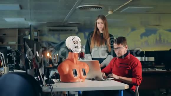 Cyborg的头在两位专家的控制下移动它的嘴和舌头视频的预览图