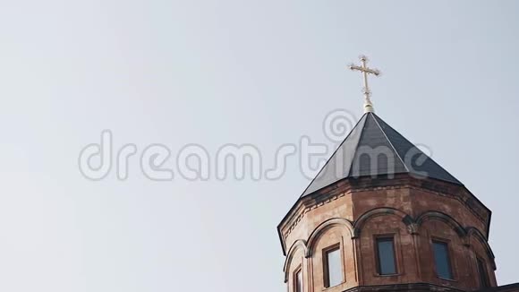 美丽的亚美尼亚基督教教堂塔顶部有一个十字架视频的预览图