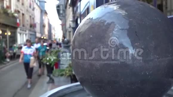 在步行街上以石球形式的喷泉视频的预览图