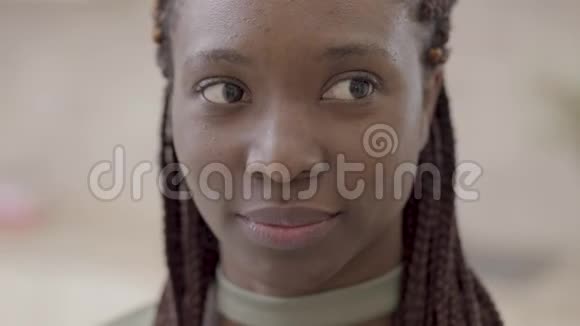 有魅力的年轻非洲裔美国妇女的肖像带着可怕的屁股在她的脸颊上从面粉中嬉戏画线视频的预览图