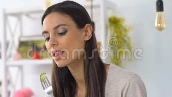 迷人的女孩咀嚼沙拉和感觉牙签牙齿问题龋齿视频的预览图