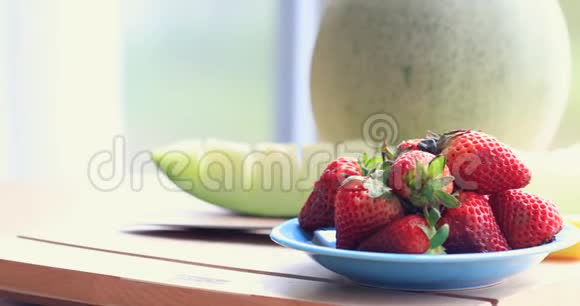草莓加瓜视频的预览图