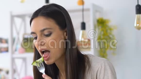 女人吃沙拉感觉不愉快的味道和气味变质的食物转基因视频的预览图