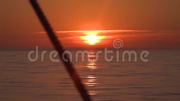 帆船绳索背景下的日落视频的预览图