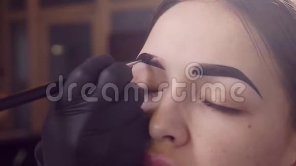 美容服务概念年轻女子做眉毛护理视频的预览图