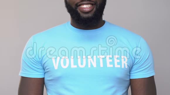 微笑非裔美国人志愿者拿着纸板礼盒援助慈善组织视频的预览图