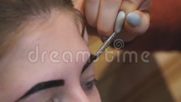 美容师为年轻女子修眉视频的预览图
