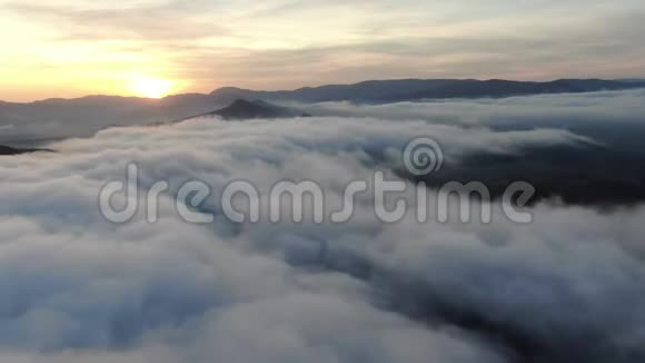 日落时山谷上的奥尤拉奇田野和山丘视频的预览图