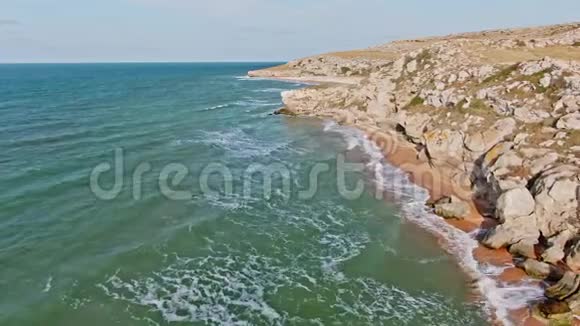 鸟瞰海堤从上面撞击空海滩视频的预览图