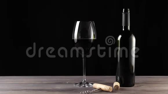 豪华红酒两个酒杯开瓶器软木塞和一瓶红酒由美味的红葡萄制成视频的预览图