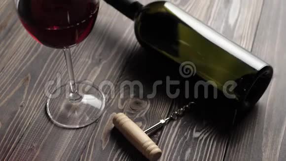 豪华红酒两个酒杯开瓶器和一瓶红酒由桌上美味的红葡萄制成摄像机移动视频的预览图