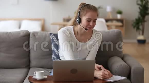 幸福的女人销售代表耳机说在线电话视频的预览图