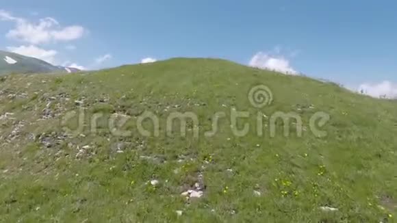 无人机的录像飞过陡峭的山崖视频的预览图