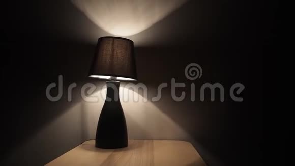 床头柜上的灯视频的预览图