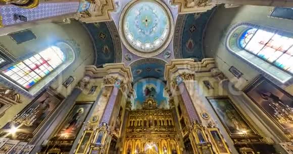 LVIVUKRAINE2019年8月旋转和扭转内部视图抬头看一个教堂穹顶与壁画绘画和圣视频的预览图