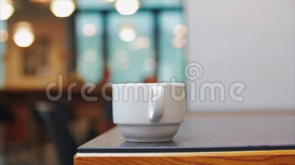 女人手拿一杯咖啡库存录像视频的预览图