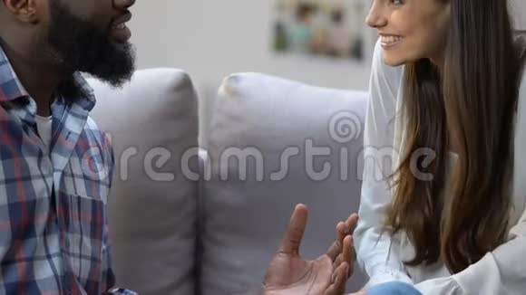 非裔美国人向他心爱的女朋友求婚她答应了视频的预览图