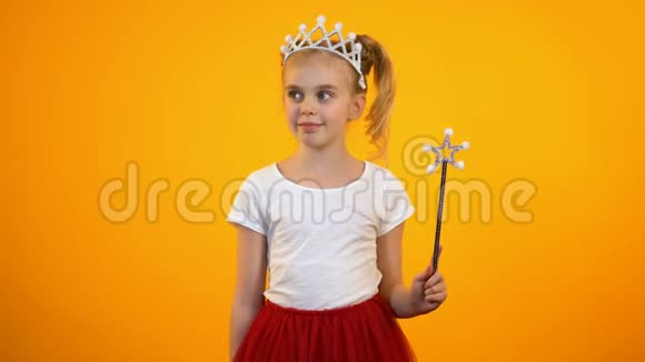 穿着魔法棒做动作的滑稽女孩假装公主视频的预览图