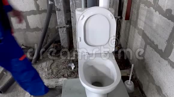 水管工检查厕所的运转情况排出厕所内的水视频的预览图