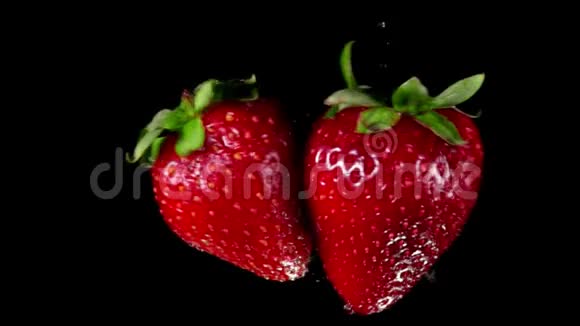 草莓在黑色背景下碰撞旋转视频的预览图