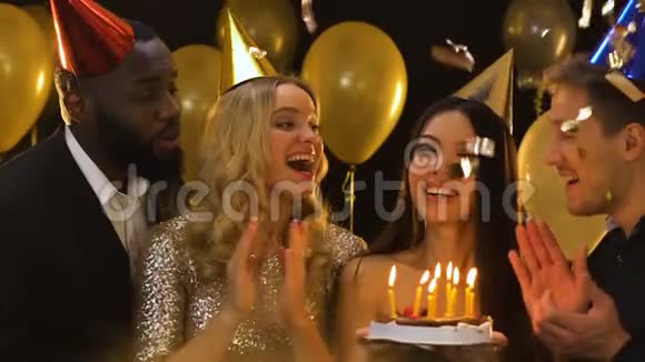 亚洲女人在蛋糕上吹蜡烛和朋友一起参加生日聚会庆祝视频的预览图