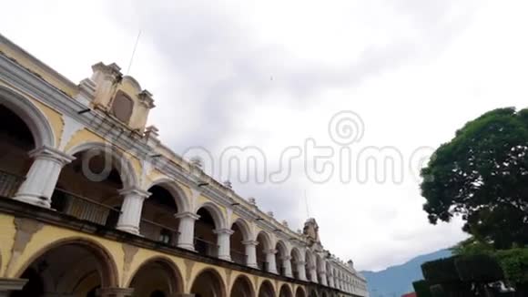 危地马拉安提瓜一个城镇广场的一栋旧建筑视频的预览图