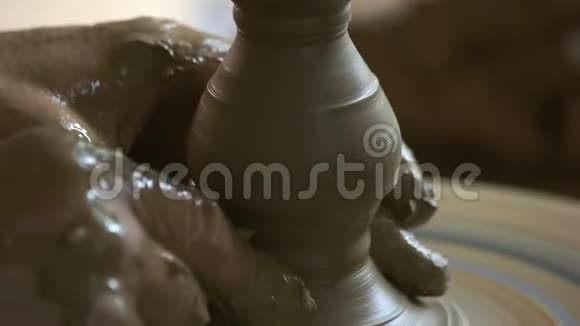 陶工制作陶瓷花瓶特写视频的预览图