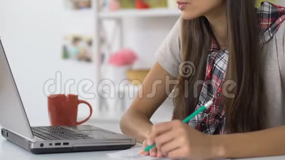 自信的妇女在笔记本电脑上使用网上银行支付水电费和租金视频的预览图