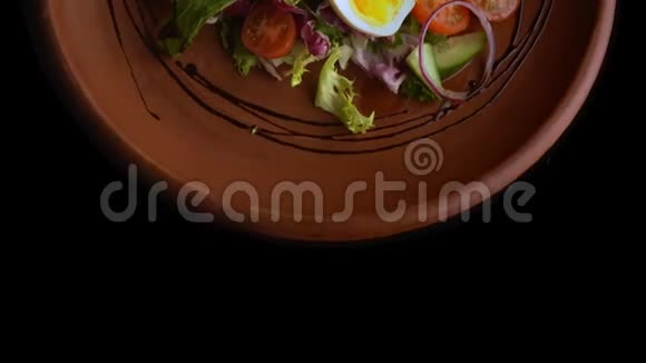 西红柿鸡蛋黄瓜橄榄油和水榨沙拉的夏季沙拉视频的预览图