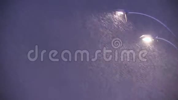 城市背景下路灯上真正的降雪视频的预览图