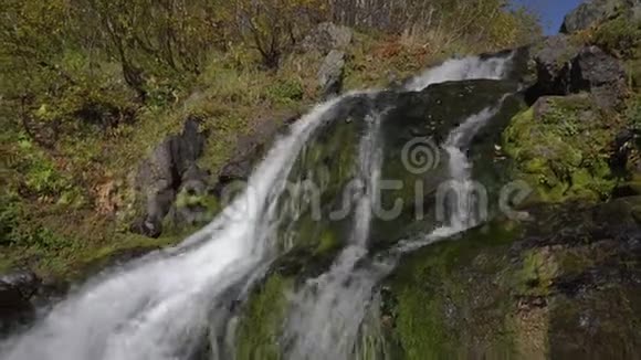 高山瀑布清澈晶莹水从群山中流淌视频的预览图