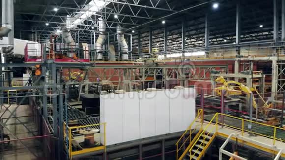 有工作机器的大型工业设施视频的预览图