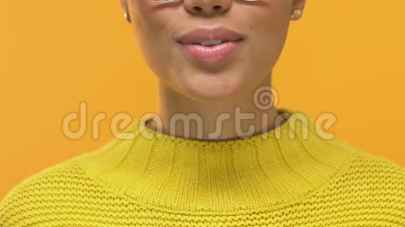 漂亮的黑人女性送空气亲吻相机和微笑洁白的牙齿完美视频的预览图