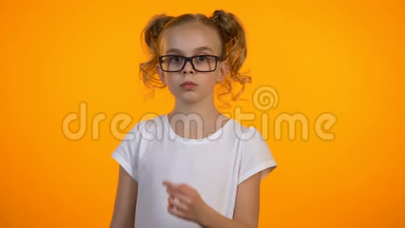 可爱的少女戴着眼镜双手交叉在胸前小书呆子视频的预览图