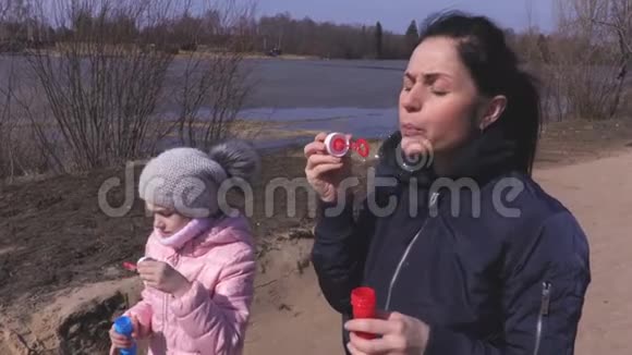 妈妈带着孩子在公园休息视频的预览图