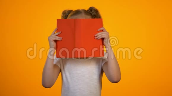 书后藏着眼镜的令人惊讶的书呆子女孩有趣的故事天才视频的预览图