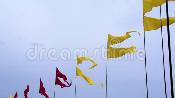 在夏日的节日里天空背景的旗杆上悬挂着五颜六色的横幅视频的预览图