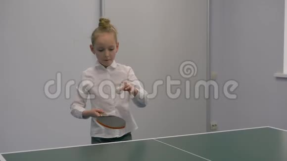 可爱的小女孩打乒乓球视频的预览图