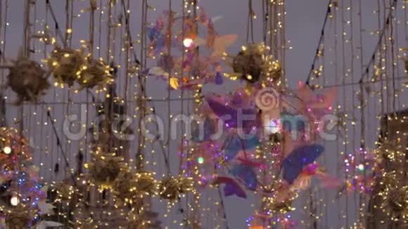 新年和假日的装饰街上的灯笼和花环视频的预览图
