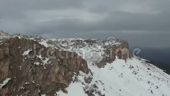 雪覆盖岩石的空中景观视频的预览图