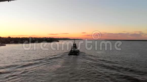 拖船在阿根廷圣达菲的ParanA河航行视频的预览图